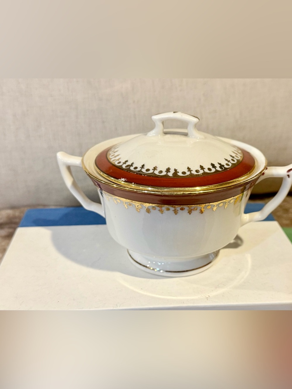 Vintage Belmar Art China sugar bowl in 22  carat gold trim
